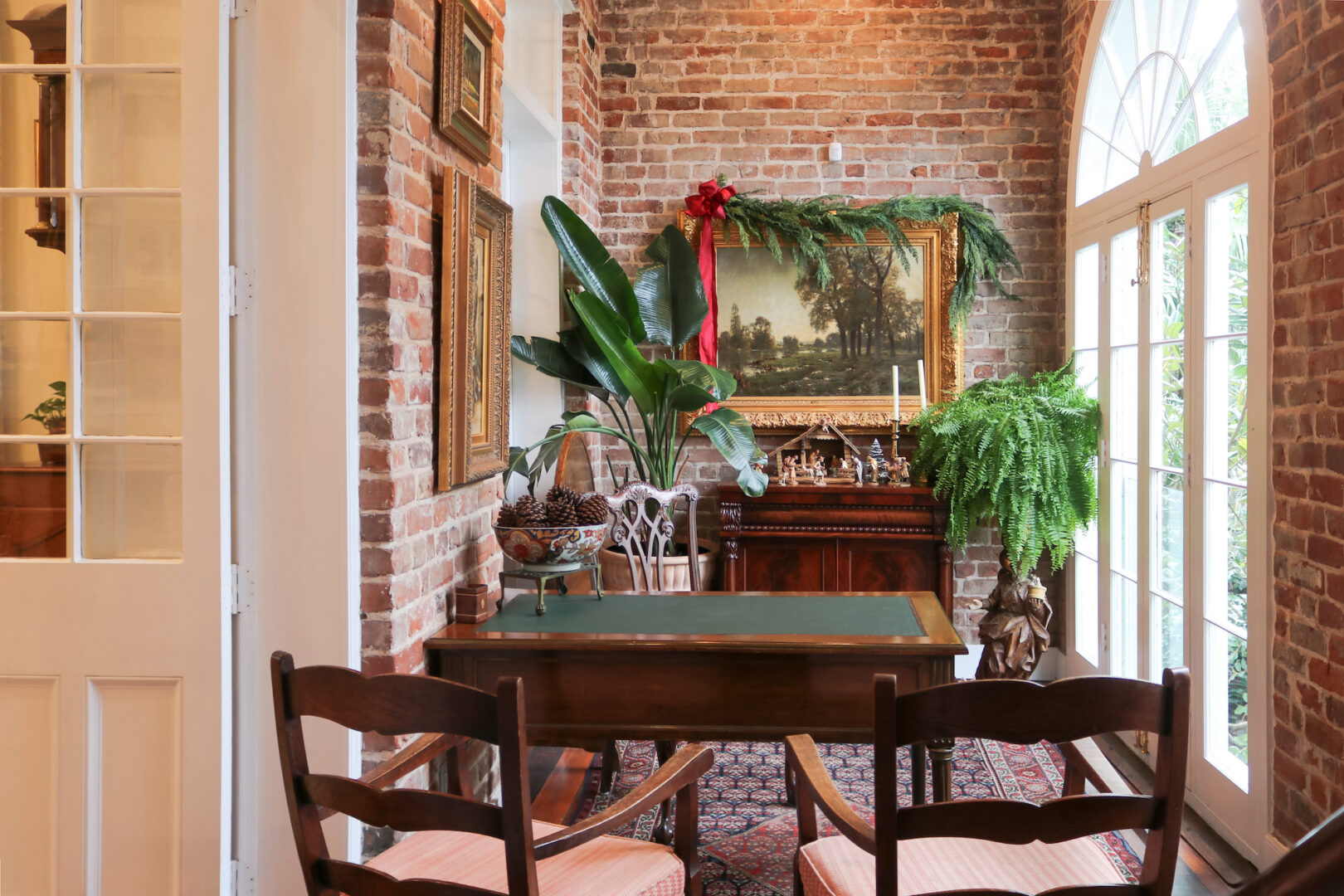 A New Orleans home foyer decorated for the holidays.